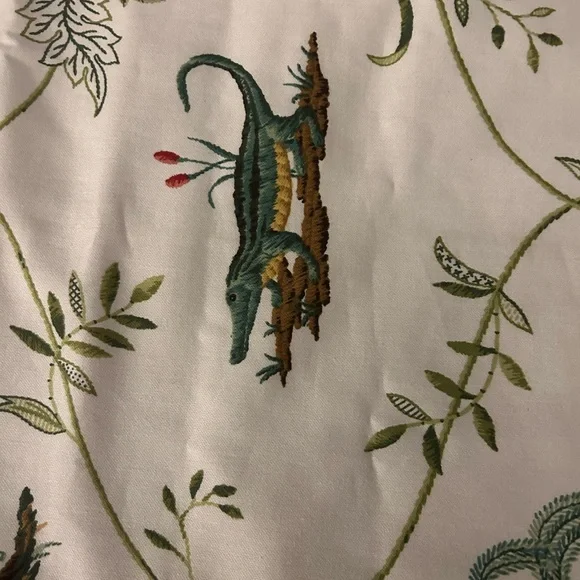 Elegant Green and White Table Runner NWT - Picture 4 of 7